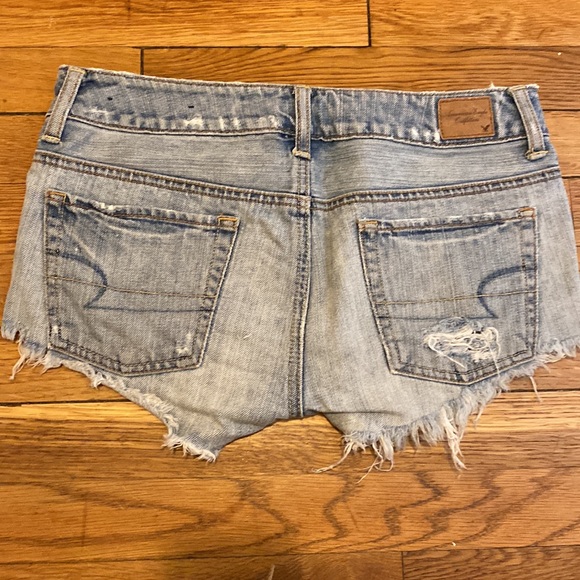 American Eagle light wash distressed jean shorts - Picture 4 of 4